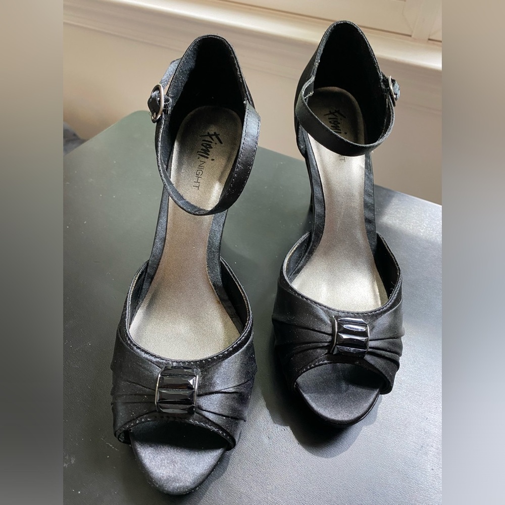 Fioni Night size 8.5 black satin heels